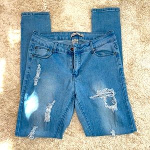 Vins Me Women’s Distressed Jeans Size 9.  0554